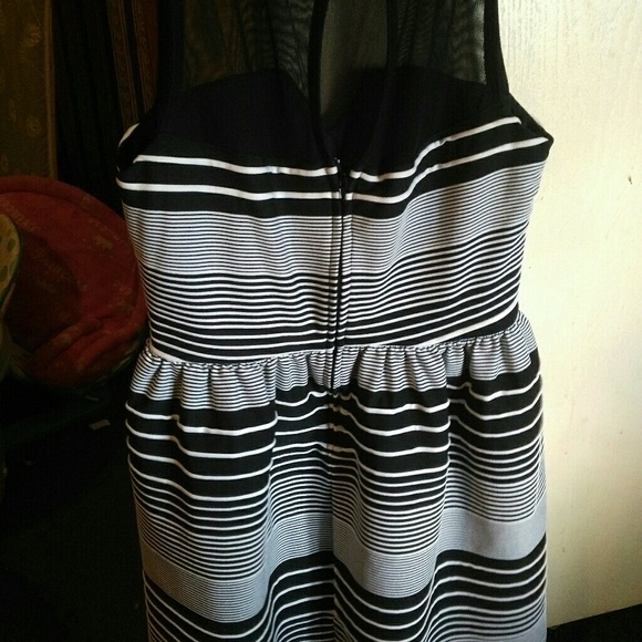 Dresses - Picture 2 of 7